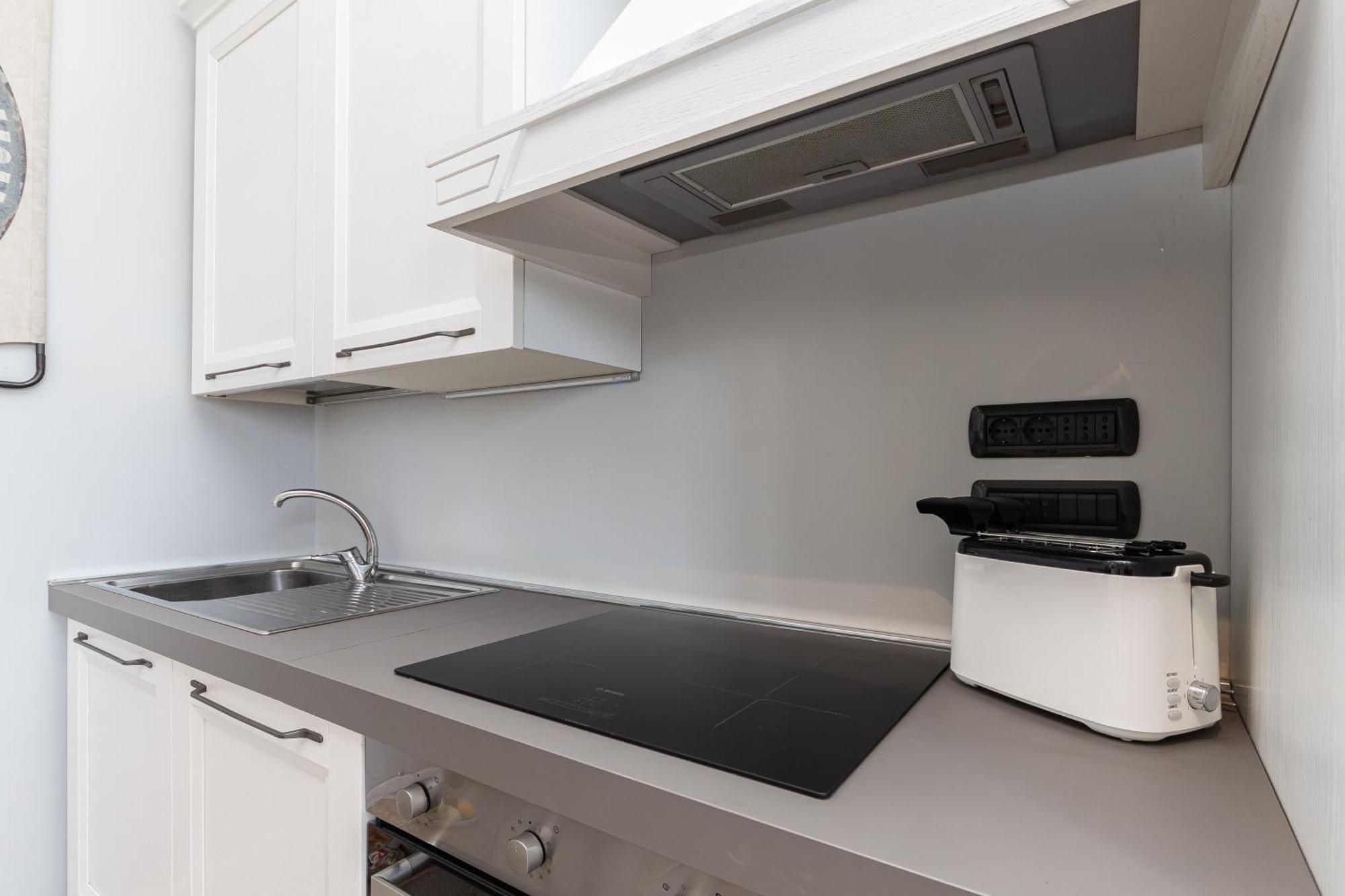 Spacious 3-Bedroom Apartment - 10 Min To City Center & 5 Min To Gaslini Hospital Генуя Экстерьер фото