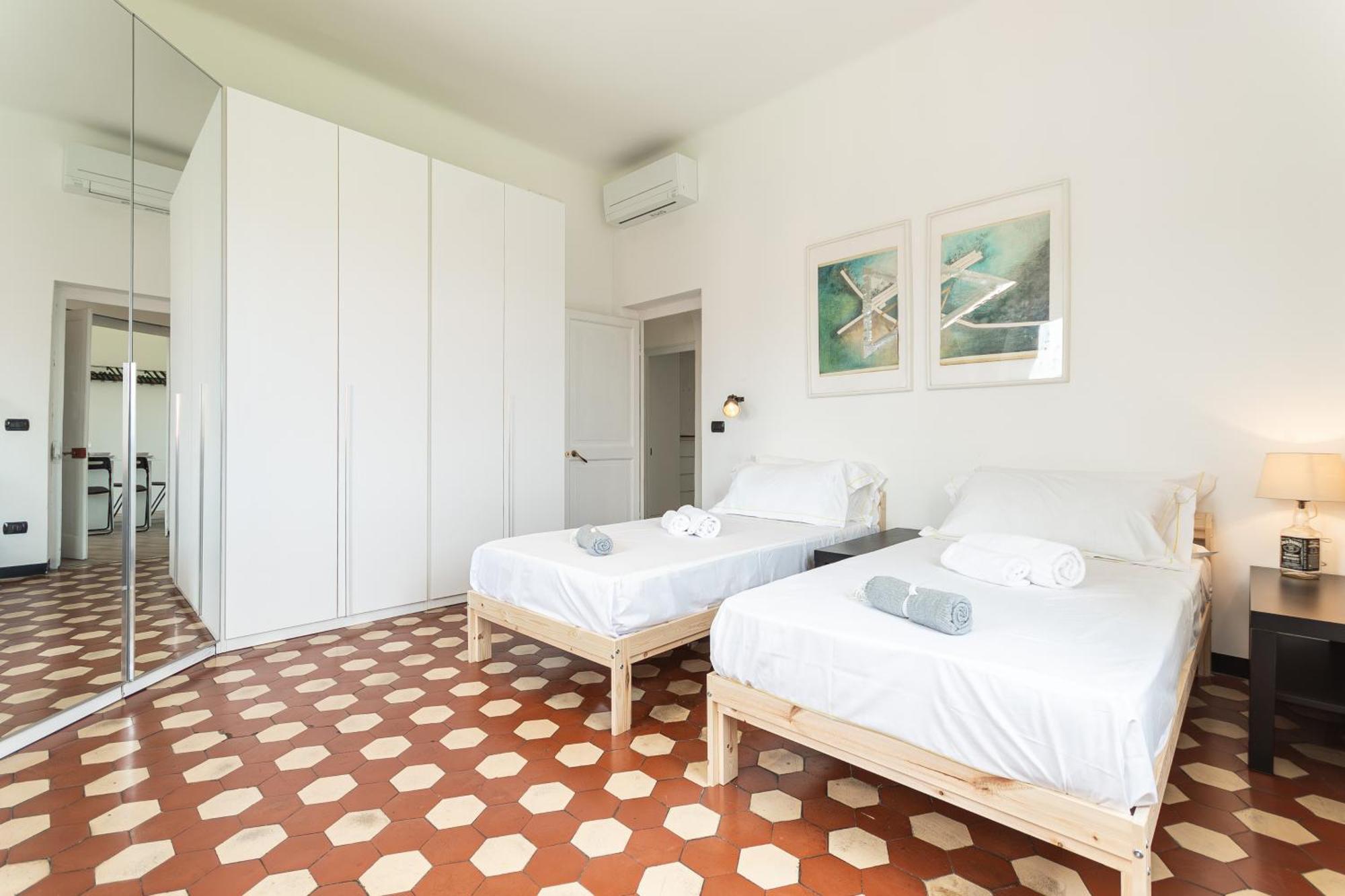 Spacious 3-Bedroom Apartment - 10 Min To City Center & 5 Min To Gaslini Hospital Генуя Экстерьер фото